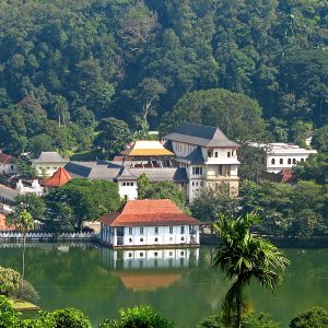 1200px-Sri_Lanka_-_029_-_Kandy_Temple_of_the_Tooth