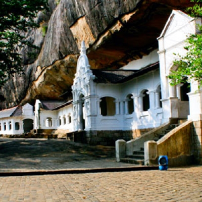 p-dambulla-cave-temple-courtyard